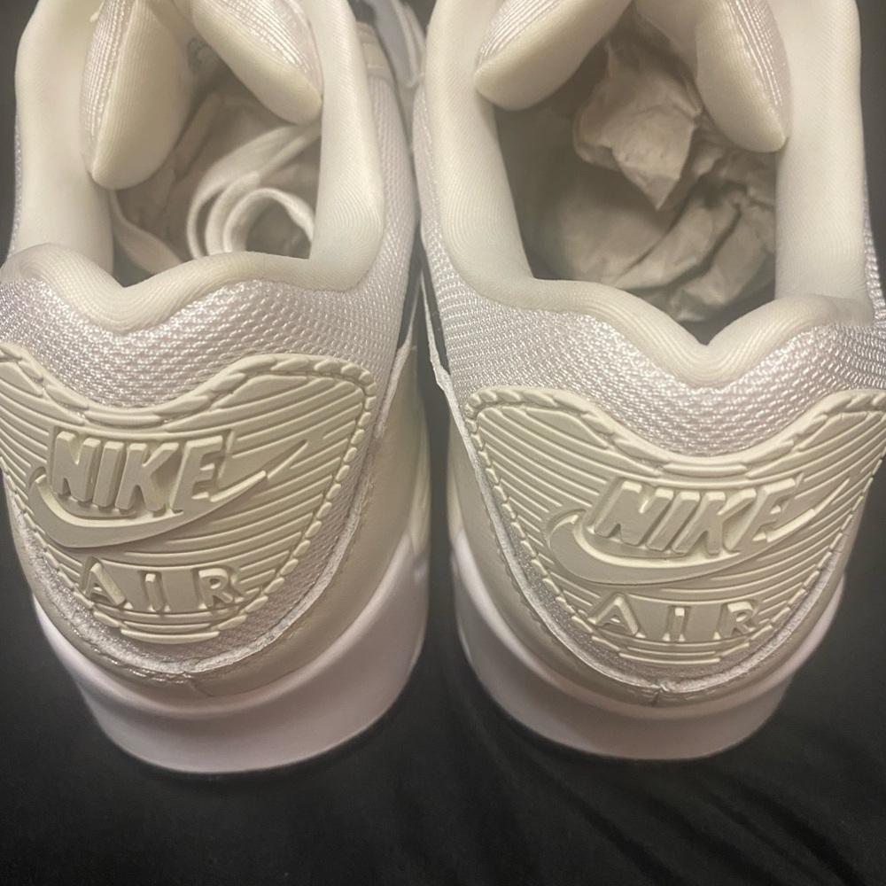 NEW, NEVER WORN Nike White/Ivory/Black Air Max Women's Athletic Shoe. Size 10 - Picture 5 of 8